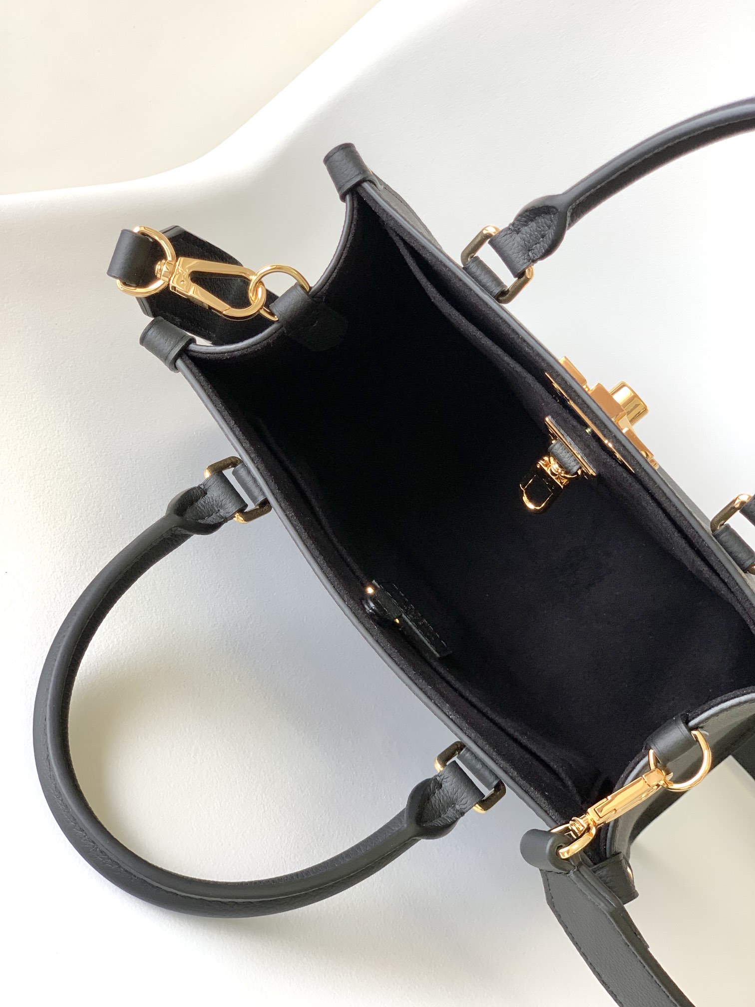 M22311 LV Lock and Walk Bucket Bag - 图片 8