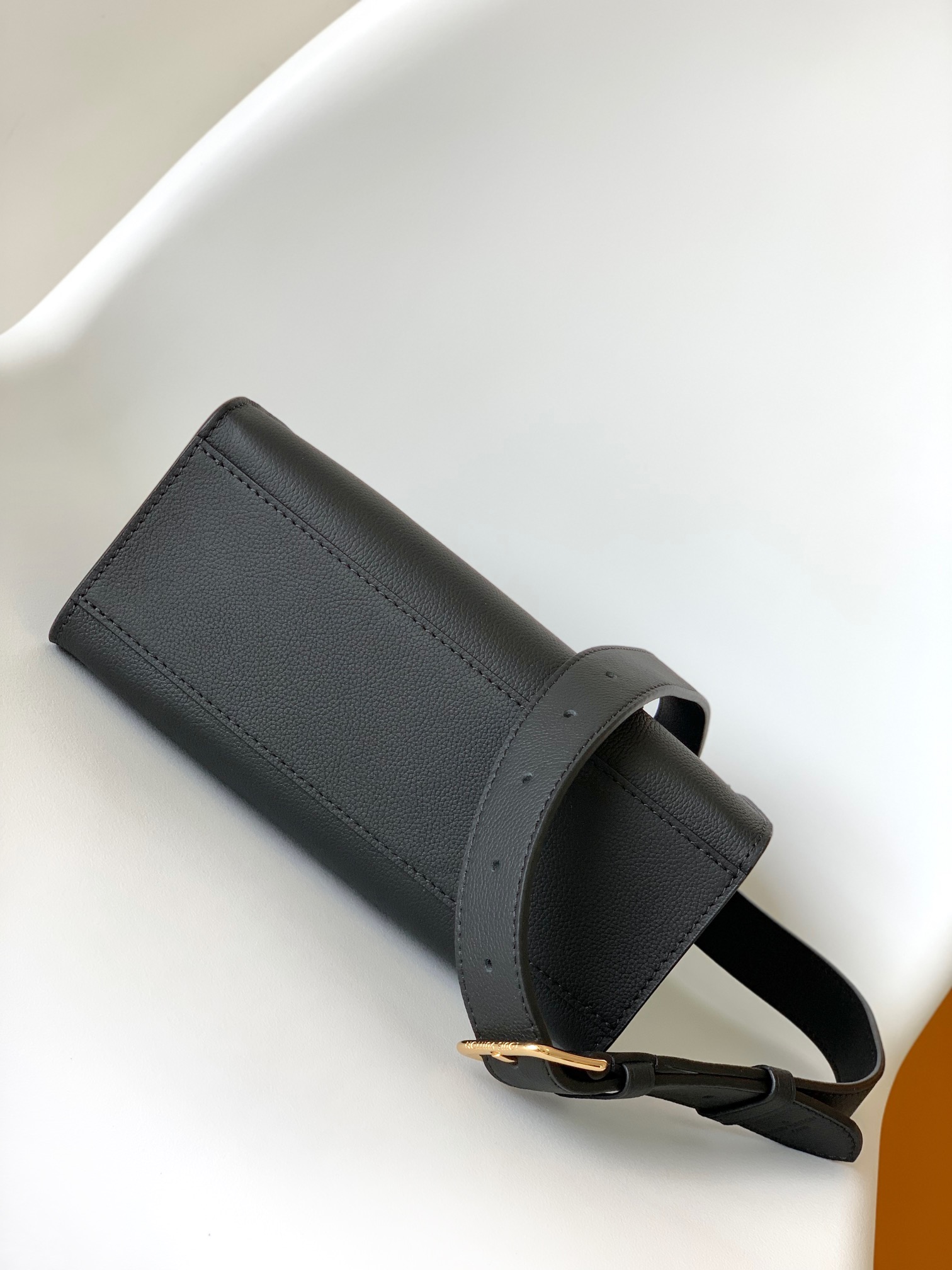M22311 LV Lock and Walk Bucket Bag - 图片 9
