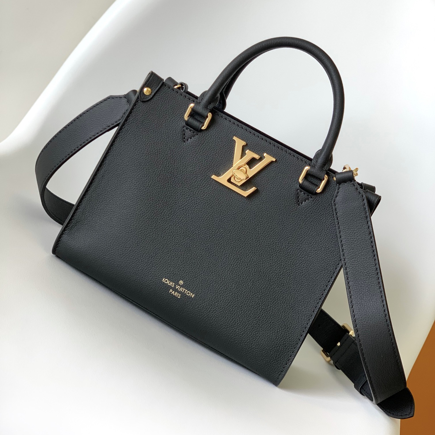 M22311 LV Lock and Walk Bucket Bag