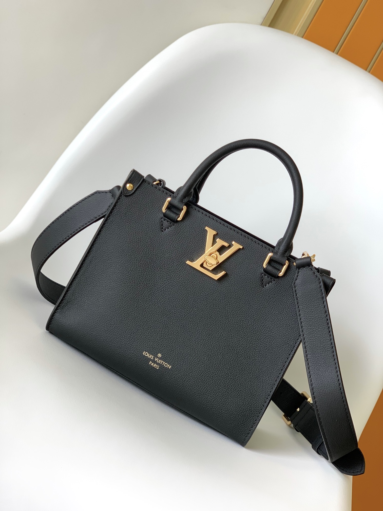 M22311 LV Lock and Walk Bucket Bag - 图片 2