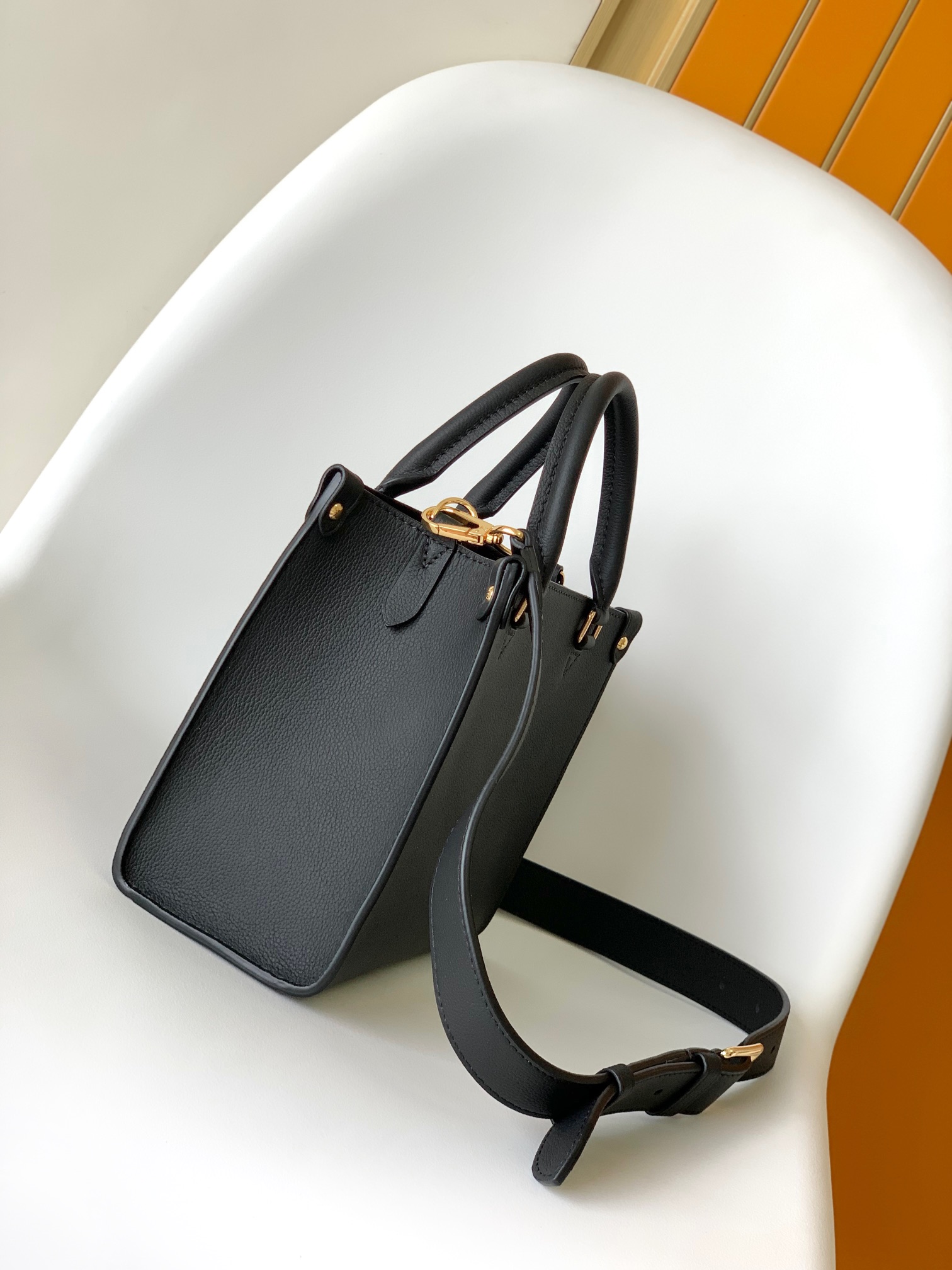 M22311 LV Lock and Walk Bucket Bag - 图片 7