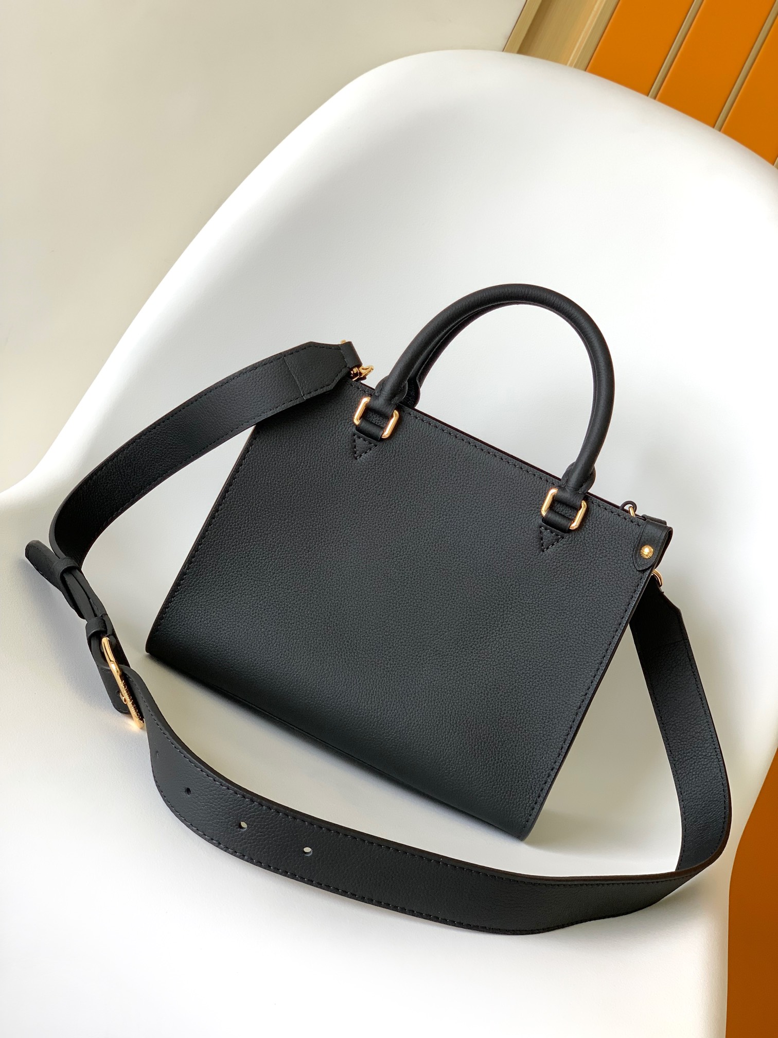 M22311 LV Lock and Walk Bucket Bag - 图片 6