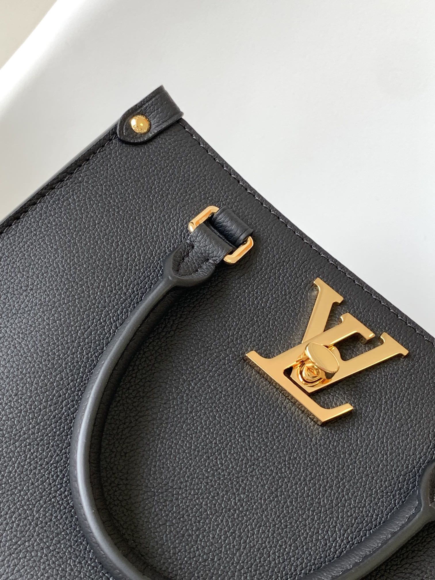 M22311 LV Lock and Walk Bucket Bag - 图片 5
