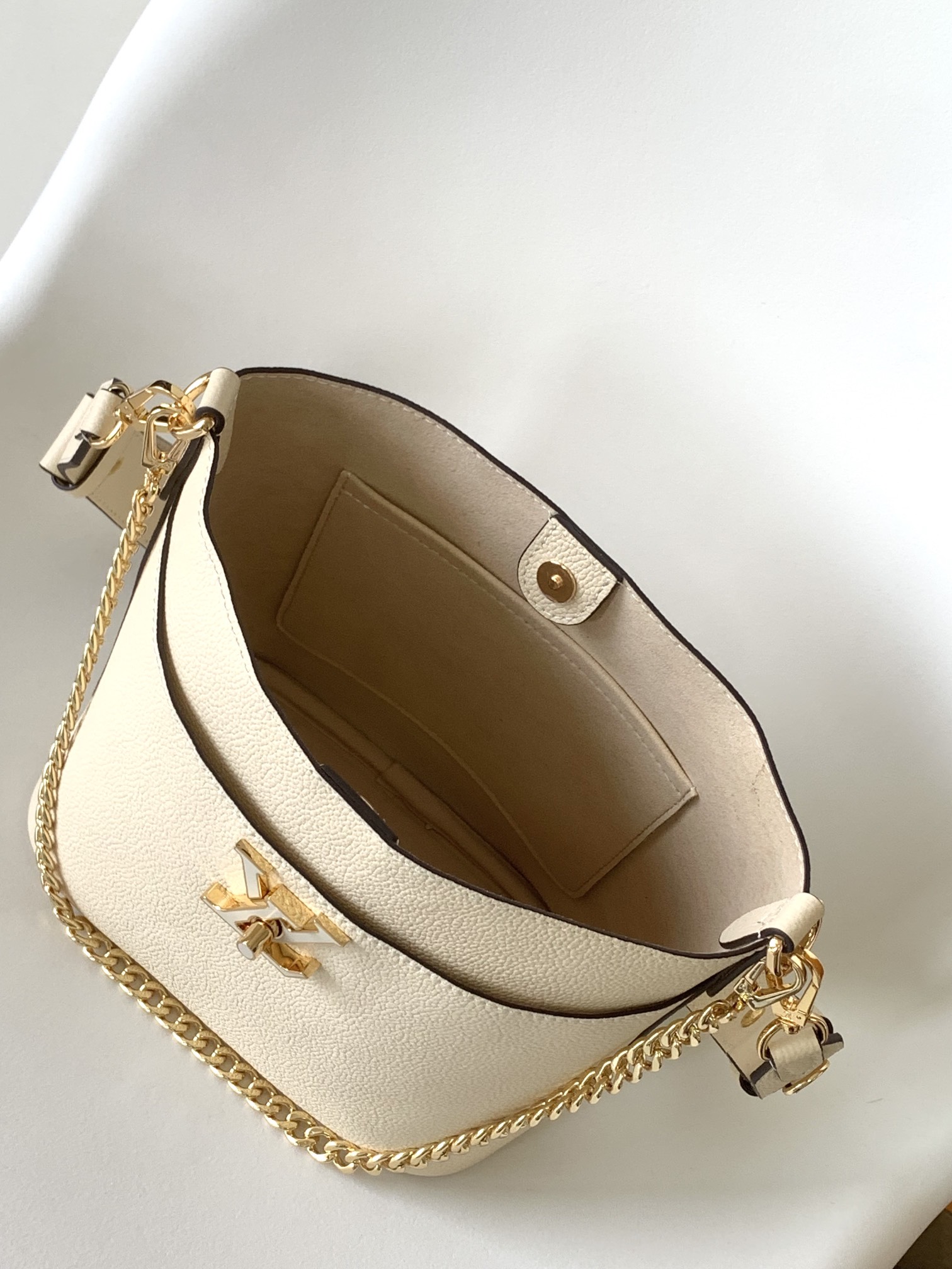 M24638 LV Lock and Walk Bucket Bag - 图片 6