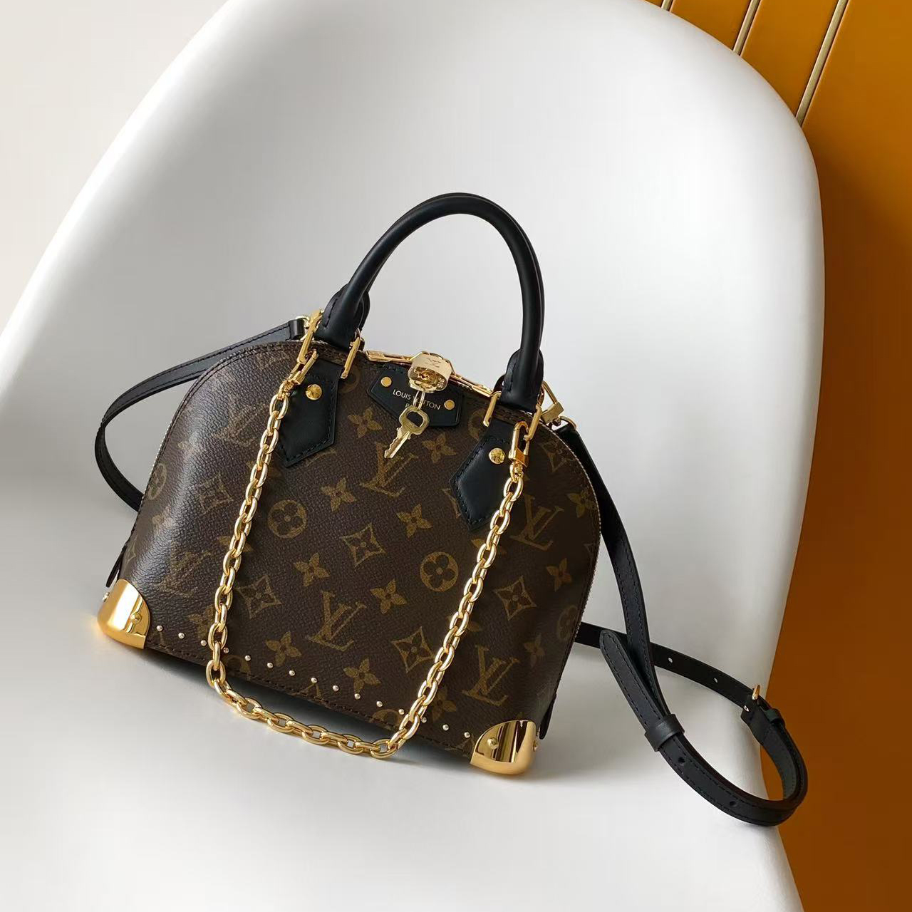 M26084 LV ALMA TRUNK BB