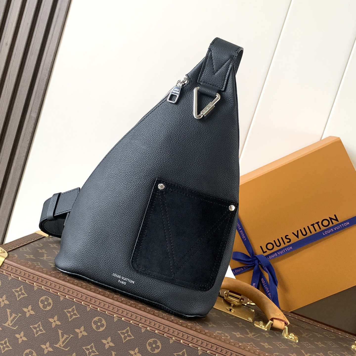 M27060 LV Delta shoulder bag