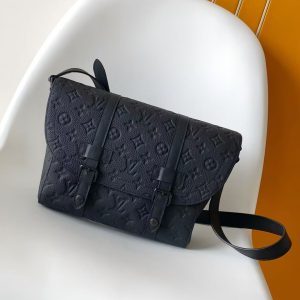 M28324 LV Christopher messenger bag