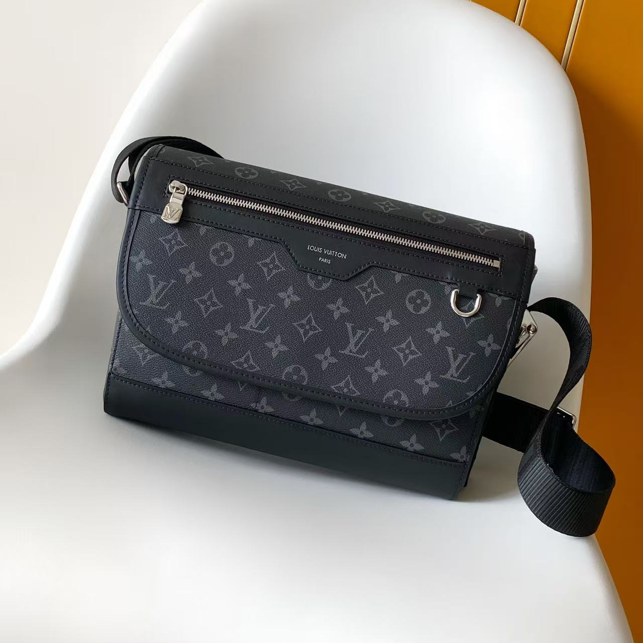 M28630 LV Courier Messenger Bag