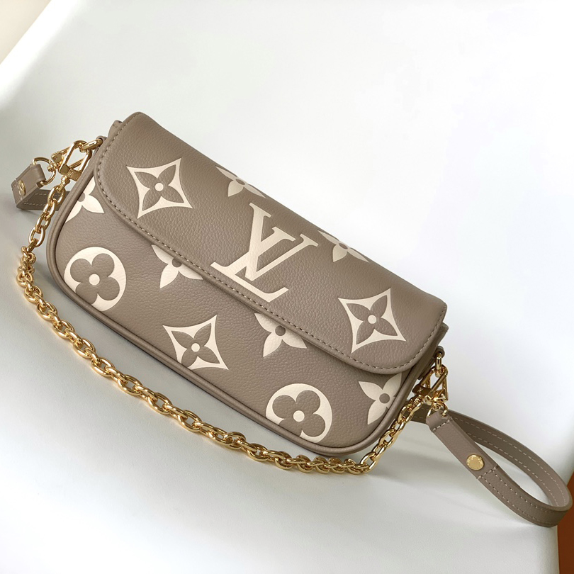 M82211 LV WALLET ON CHAIN IVY